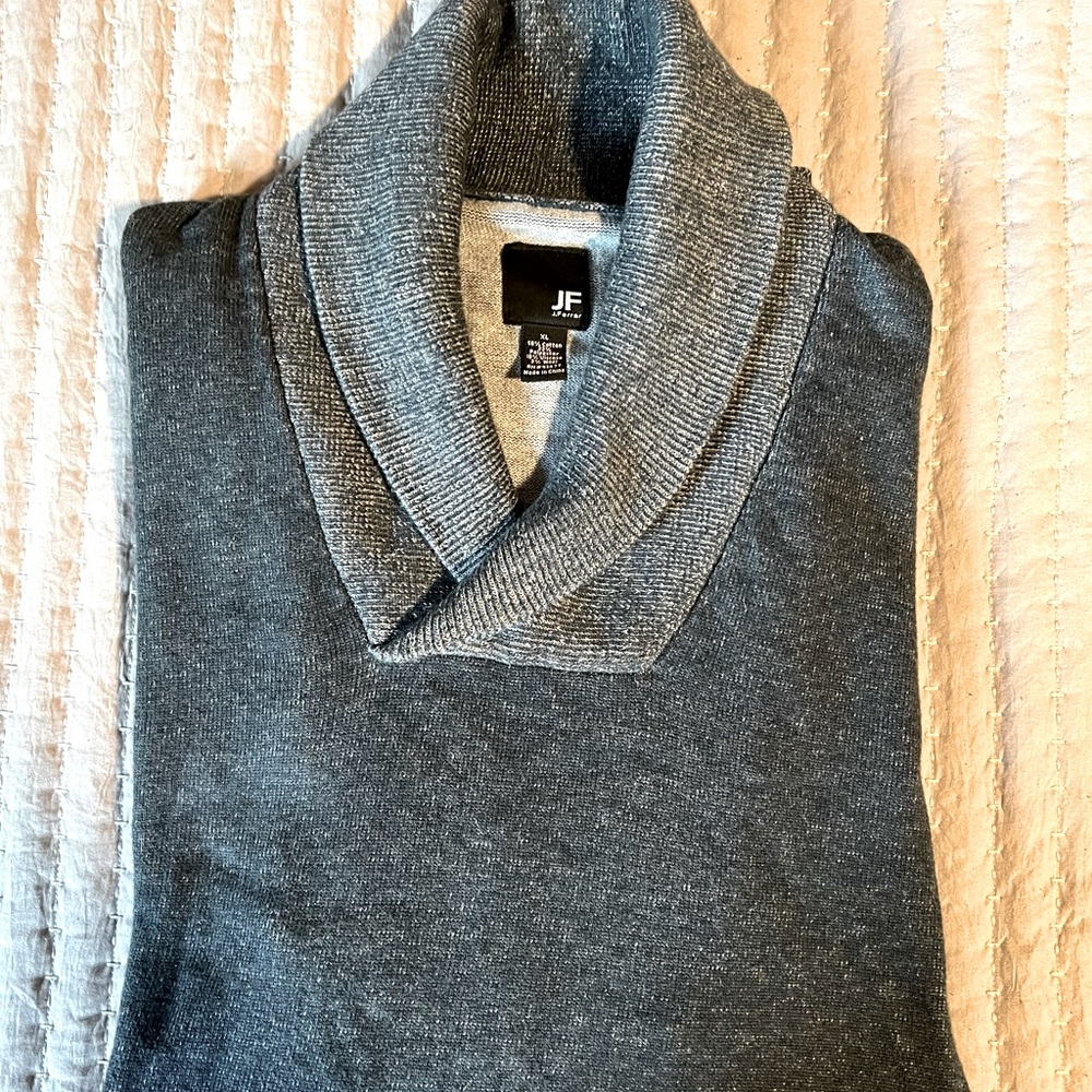 JF men’s sweater with a touch of sophistication!